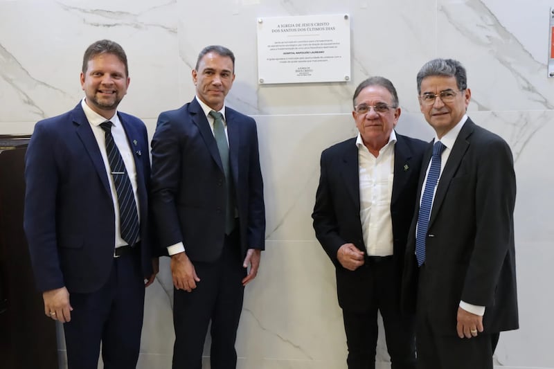 Des dirigeants de l'Église et des responsables de la santé se tiennent à côté d'une plaque mentionnant le soutien de l'Église à un projet d'énergie solaire à l'hôpital Napoleão Laureano à João Pessoa (Brésil), en juillet 2026.