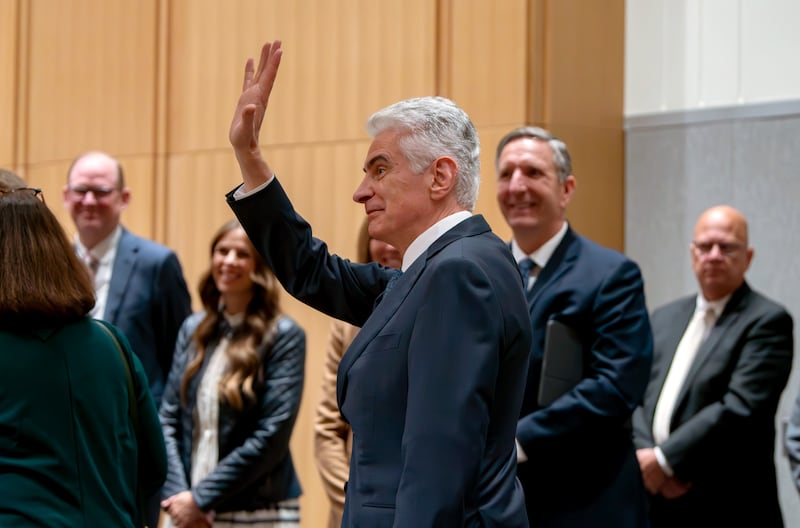 Elder Gérald Caussé salue les étudiants après la consécration de l'institut de religion de Logan, le dimanche 23 novembre 2025.
