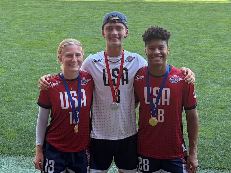 Emilee Jensen, Blake Holt et Silas Bell se prennent en photo ensemble après avoir remporté des médailles avec l'équipe des États-Unis aux Championnats du monde junior d'ultimate à Logroño, en Espagne, le 18 juillet 2026.