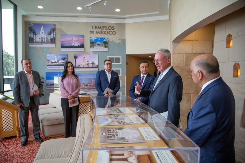 Frère Ulisses Soares, du Collège des douze apôtres, deuxième à partir de la droite, s'adresse aux médias au centre d'accueil du temple de Mexico, à Mexico (Mexique), le 27 août 2026.