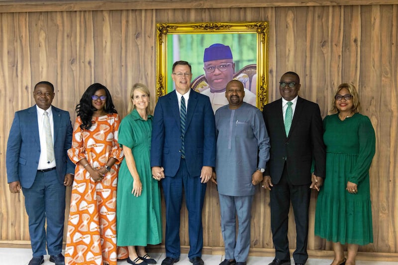 De gauche à droite : frère Kenneth Pambu, Soixante-dix d'interrégion de Sierra Leone ; Haja Ramatulai Wurie, ministre de l'Enseignement technique et supérieur de Sierra Leone ; sœur Christine Gilbert ; frère Clark G. Gilbert, du Collège des douze apôtres ; le vice-président de Sierra Leone, Mohamed Juldeh Jalloh ; frère Adeyinka A. Ojediran, soixante-dix Autorité générale et président de l'interrégion d'Afrique de l'Ouest de l'Église, et son épouse, sœur Olufunmilayo Ojediran, posent pour une photo à la suite de leur réunion à Freetown (Sierra Leone), le mercredi 26 août 2026.
