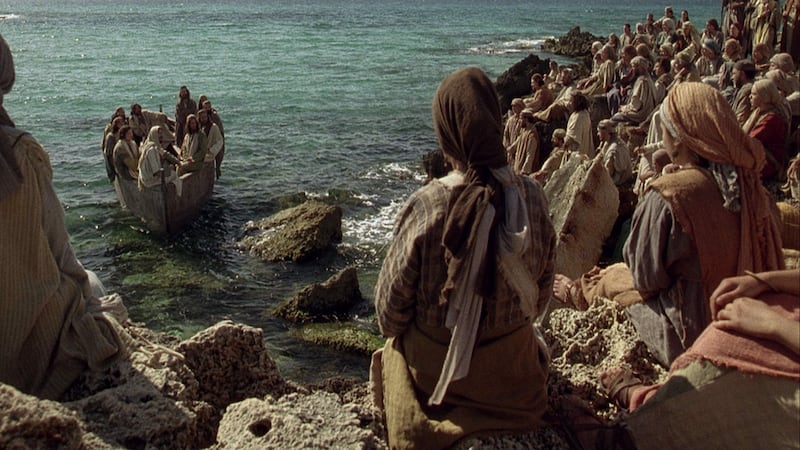 Jésus enseigne en paraboles dans cette scène des Vidéos de la Bible.