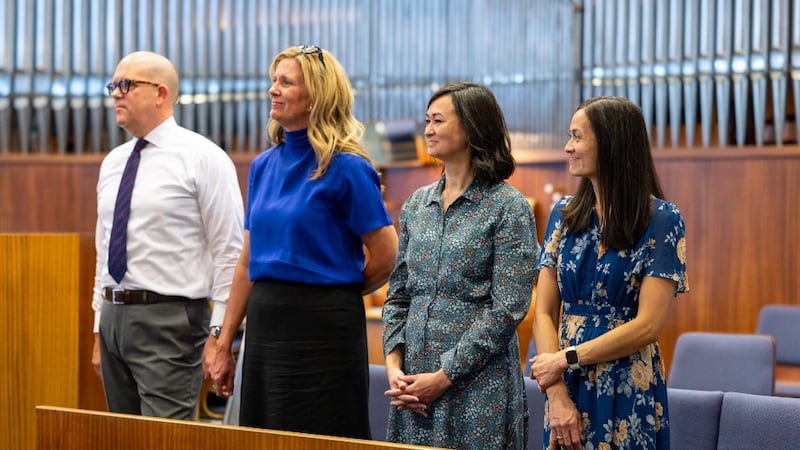 Sœur Kristin M. Yee, sa sœur, Dawn Peterson, frère James W. McConkie III et sœur Laurel McConkie se tiennent debout pendant une réunion à Vienne, en Autriche, le 1er septembre 2026.