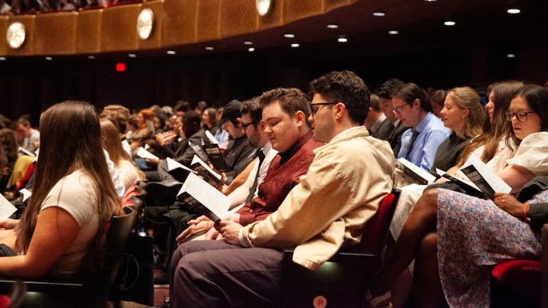Des jeunes adultes seuls se rassemblent pour une réunion spirituelle au David H. Koch Theater du Lincoln Center for the Performing Arts à New York, le dimanche 20 septembre 2026.