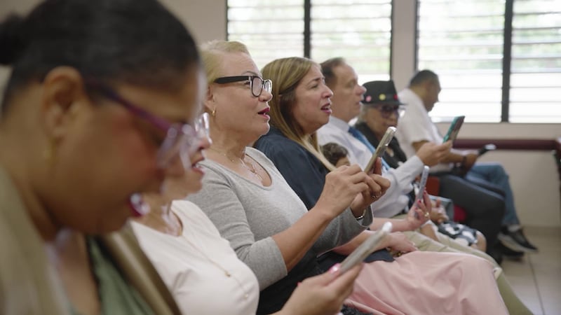 Les membres d'une assemblée à Porto Rico chantent des cantiques tirés de « Cantiques pour le foyer et l'Église » pendant la réunion de Sainte-Cène.