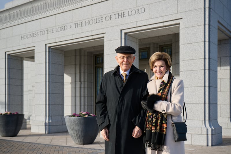 Le président Dallin H. Oaks et son épouse, sœur Kristen M. Oaks, se tiennent devant le temple de Burley (Idaho).