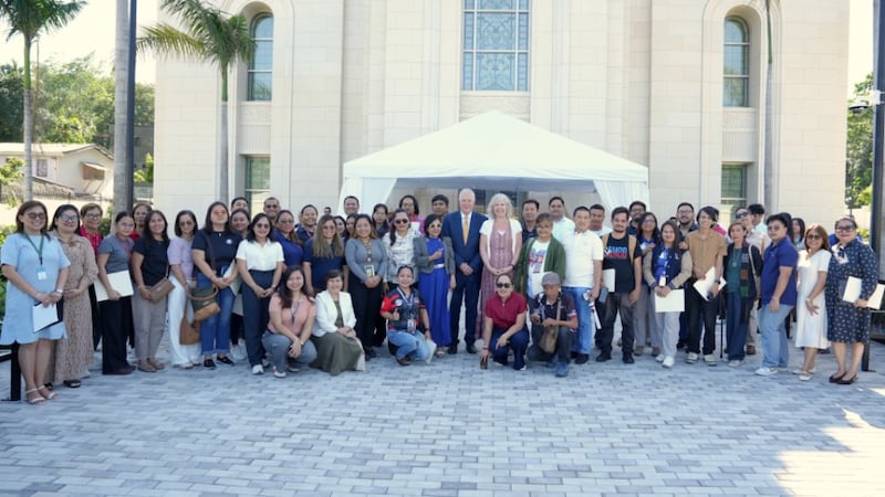 Des membres des médias de Mindanao, des dirigeants de l'Église et des bénévoles du temple posent juste après avoir visité le temple de Davao, aux Philippines, lors de la journée des médias le 23 mars 2026.