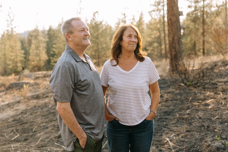Debout dans les cendres non loin de chez eux, Todd et Debbie Rogers racontent comment leur maison a survécu aux incendies de forêt de Spokane, à Spokane (État de Washington), le samedi 22 août 2026.