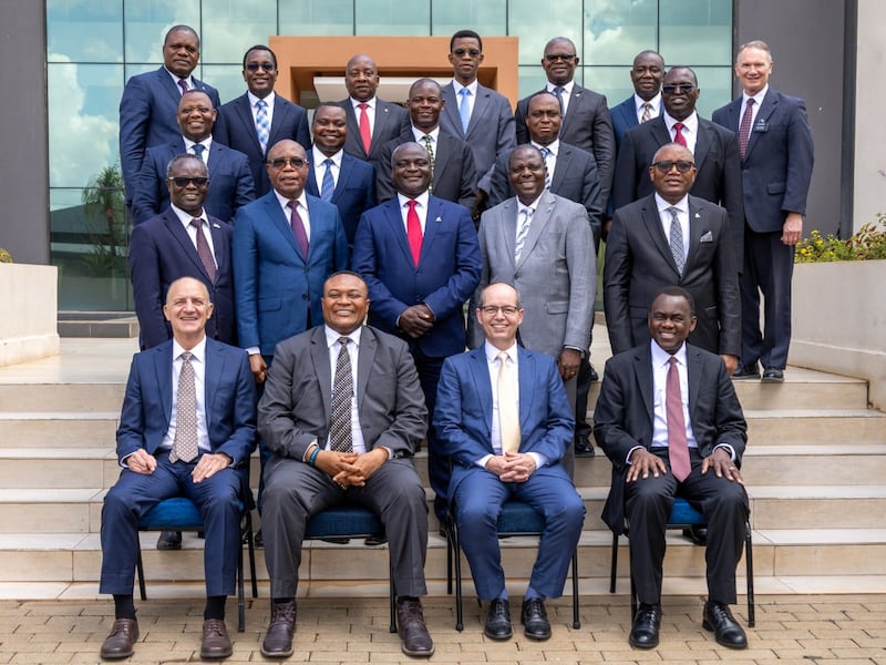 Elder Paul B. Pieper, Elder Thierry K. Mutombo, Elder Christophe G. Giraud-Carrier et Elder Edward Dube prennent une photo avec 17 dirigeants interrégionaux à Nairobi, au Kenya. 25 avril 2026.