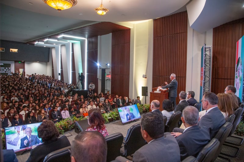 Frère Ulisses Soares, du Collège des douze apôtres, s'adresse aux jeunes lors d'une réunion spirituelle au centre de formation des missionnaires du Mexique, à Mexico (Mexique), le 28 août 2026.