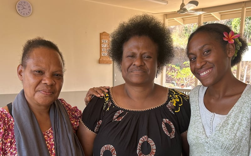 De gauche à droite : Betty Aputa, première conseillère dans la présidence de la Société de Secours de la branche d’Eight Mile ; Rebecca Aga, présidente de la Société de Secours de la branche d’Eight Mile ; et Kitana Teukari, une nouvelle convertie, photographiées en juillet 2026.