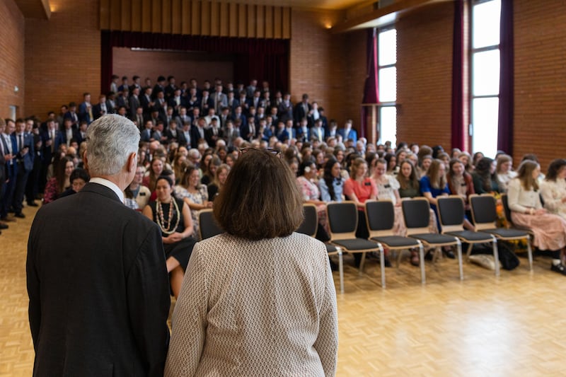 Frère Gérald Caussé, du Collège des douze apôtres, et sa femme, Valérie, saluent les missionnaires de la mission de France Paris à Versailles, en France, le vendredi 27 février 2026.