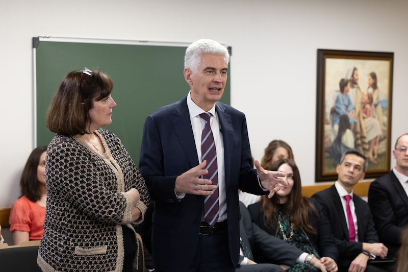 Elder Gérald Caussé, du Collège des douze apôtres, et sa femme, Valérie, s'adressent à un rassemblement de saints des derniers jours pionniers de l'est de Paris, en France, le samedi 21 février 2026.