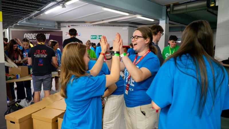 De jeunes adultes venus de toute l'Europe se réunissent à Burnley, en Angleterre, le samedi 30 mai 2026, pour préparer des réserves de nourriture pour six mois et assembler plus de 1 500 trousses d'hygiène destinées à trois organisations caritatives locales qui aident les femmes et les enfants. Ce projet faisait partie de la conférence pour jeunes adultes seuls « Un par un » qui s'est tenue du 29 au 31 mai 2026.