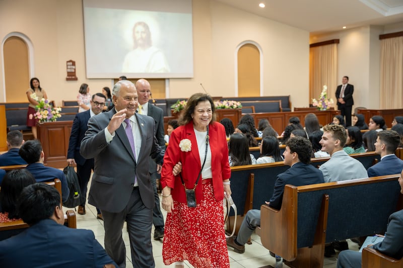 Frère Ronald A. Rasband, du Collège des douze apôtres, et son épouse, sœur Melanie Rasband, saluent les missionnaires de la main après une réunion spirituelle à Managua (Nicaragua), le vendredi 16 octobre 2026.