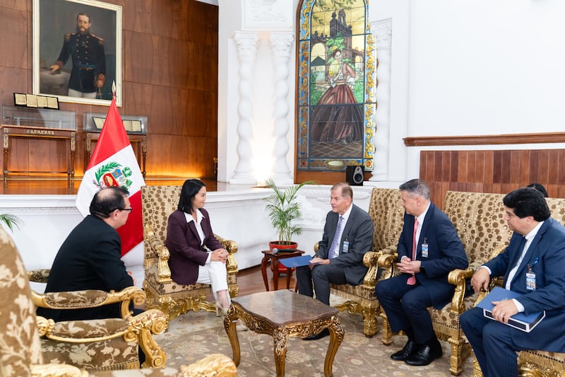 Frère Gary E. Stevenson, du Collège des douze apôtres de L’Église de Jésus-Christ des Saints des Derniers Jours, s’entretient avec la présidente du Pérou, Keiko Fujimori Higuchi, dans le cadre d’un ministère dans ce pays d’Amérique du Sud, le jeudi 27 août 2026, au palais du Gouvernement à Lima (Pérou). Frère Stevenson était accompagné de frère Juan Pablo Villar, soixante-dix Autorité générale et président de l’interrégion du Nord-Ouest d’Amérique du Sud, et de Guillermo Estrugo, directeur des communications et des publications de l’interrégion.