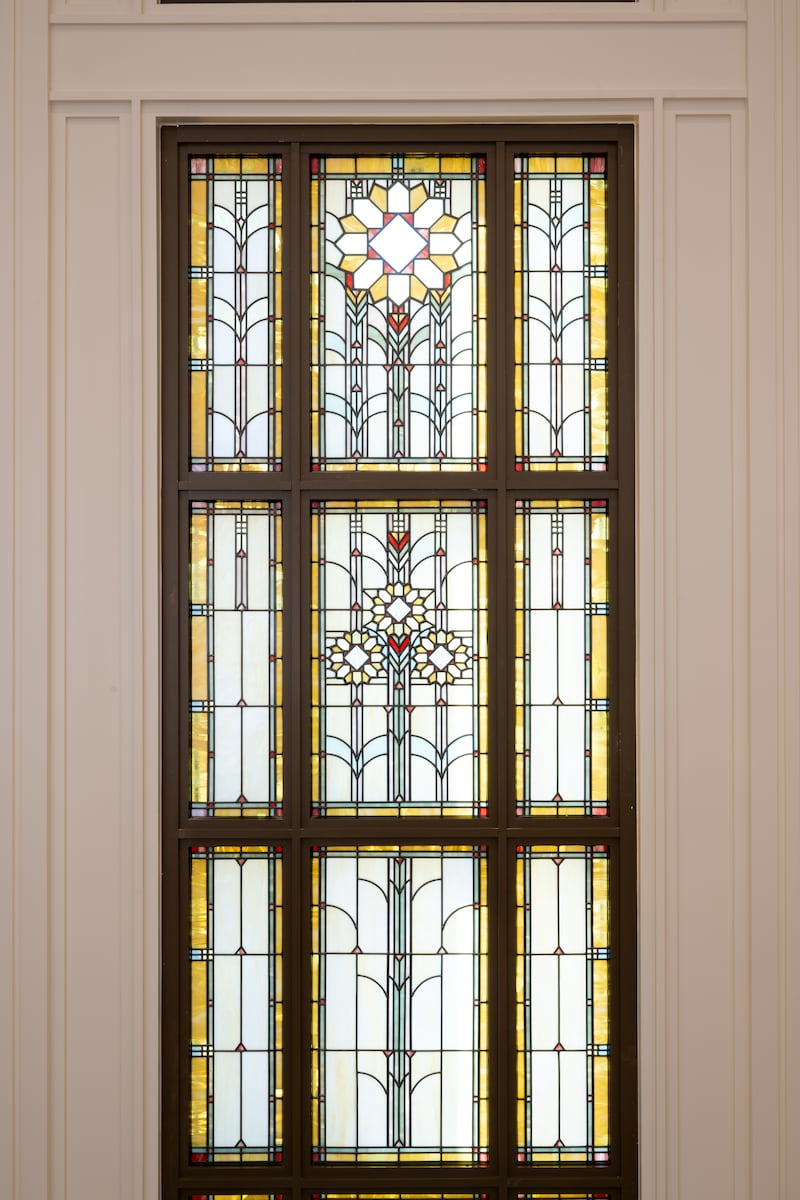 Le motif du tournesol, la fleur de l’État du Kansas, est représenté sur un vitrail d’art à l’intérieur du temple de Wichita (Kansas).