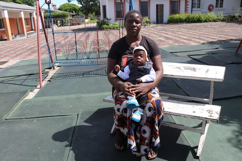Samuel et sa mere, Nasilele, dont les noms de famille n'ont pas ete communiques, sont assis devant l'hopital general Lewanika dans la province de l'Ouest, en Zambie. Samuel est ne premature en decembre 2024.