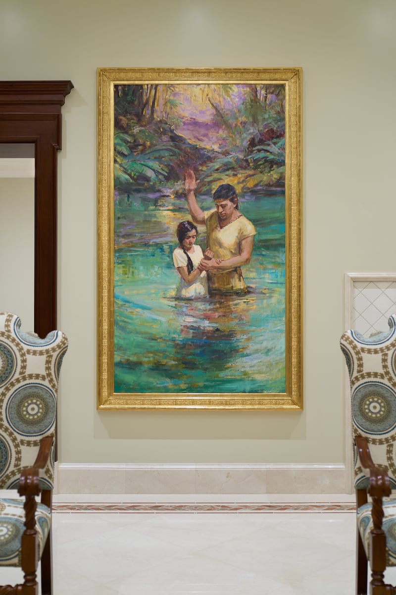 Un tableau représentant un baptême est accroché à l'intérieur du temple de Managua (Nicaragua).