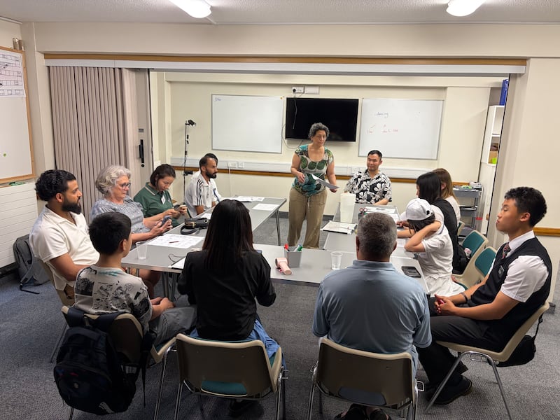 D’Ann Jones, au centre, enseigne un cours d’EnglishConnect dans le bâtiment de la paroisse de Bournemouth, dans le pieu de Southampton (Angleterre), le mardi 14 juillet 2026.