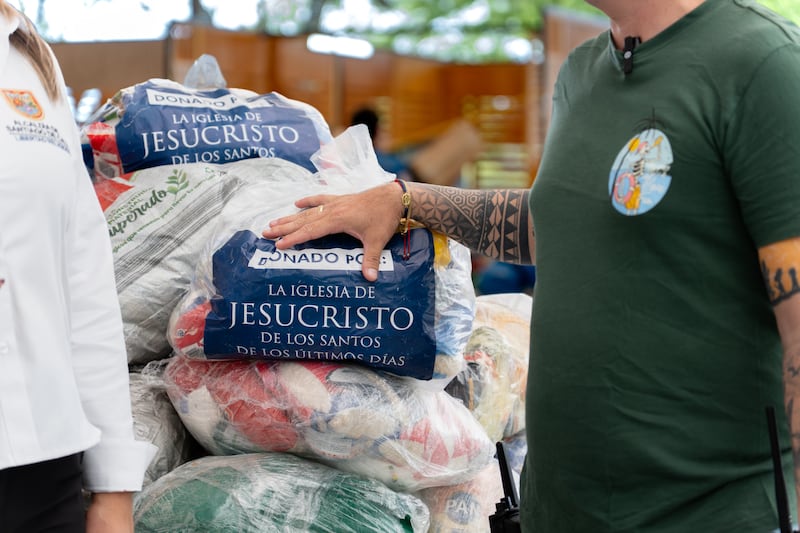 Des bénévoles aident à préparer 1 000 kits alimentaires destinés à être distribués dans différentes zones touchées par un tremblement de terre à Cali, en Colombie, en août 2026.