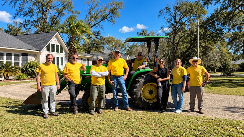 Des bénévoles saints des derniers jours du pieu de Tallahassee (Floride) posent pour une photo tout en nettoyant des débris après le passage de l’ouragan Isaias, à Pensacola (Floride), le samedi 17 octobre 2026.