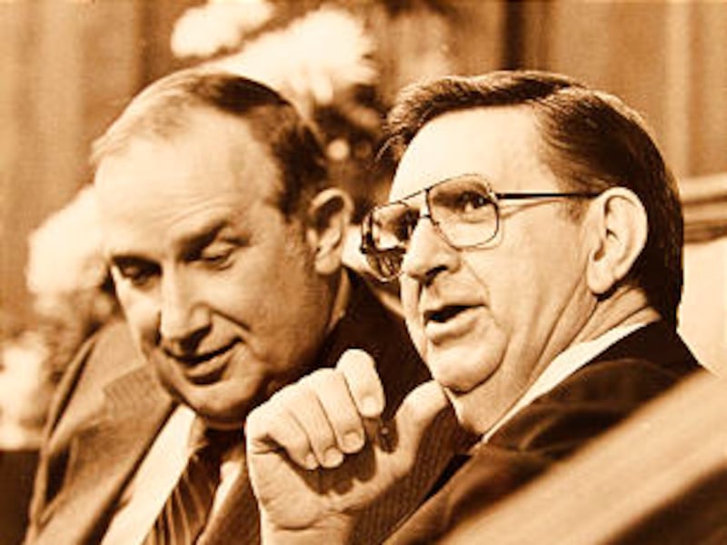 Sur cette photo d'archives, Elder Richard G. Scott, du College des douze apotres, s'entretient avec Elder Marion D. Hanks le 14 octobre 1984.