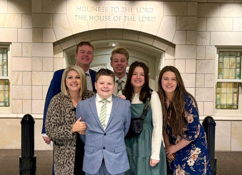 Jake Braithwaite, au centre, se rend au temple de Provo City Center avec ses parents, Steven et Hillary Braithwaite, et ses frères et sœurs.