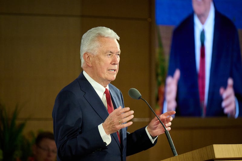 Le président Dieter F. Uchtdorf prend la parole lors du séminaire 2026 pour les nouveaux présidents de mission au centre de formation des missionnaires de Provo.