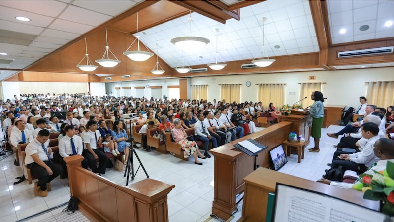 La présidente Rosemary K. Chibota s'adresse à plus de 800 Saints des Derniers Jours réunis pour une réunion spirituelle à Tacloban City, aux Philippines, le 19 septembre 2026.