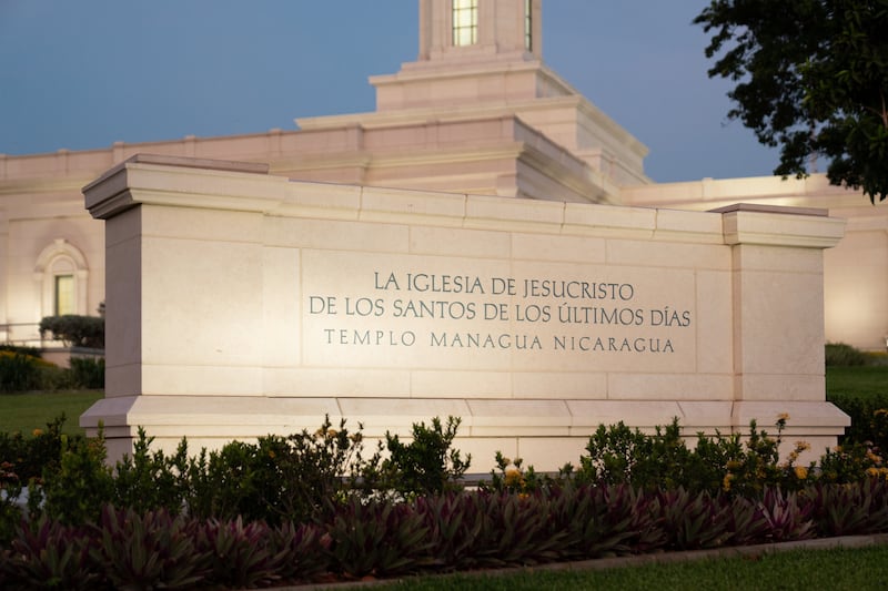 Le panneau d'identification du temple de Managua (Nicaragua).