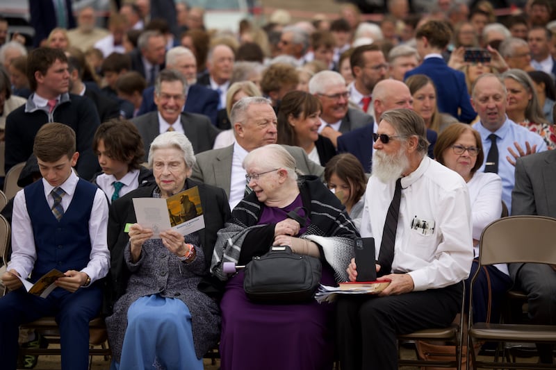 Les participants attendent le début de la cérémonie d'inauguration des travaux du temple de Missoula (Montana).
