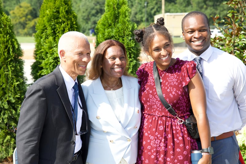Frère John D. Amos, un soixante-dix Autorité générale et membre de la présidence de la région du Sud-Est des États-Unis de l’Église, à gauche, et son épouse, sœur Michelle Amos, deuxième à partir de la gauche, posent pour une photo avec des invités après la cérémonie d'ouverture du chantier du temple de Huntsville (Alabama), le samedi 15 août 2026, à Madison (Alabama).