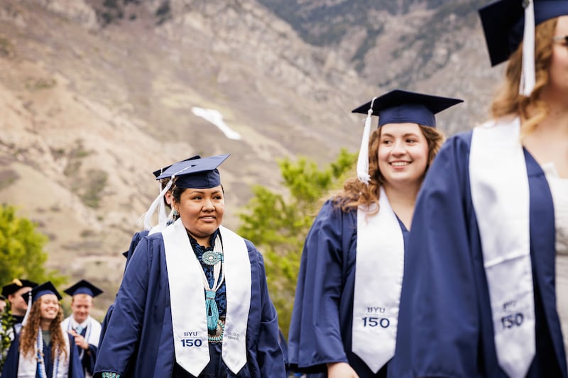 Les diplômés de BYU font la file à l'extérieur du Marriott Center en préparation de la cérémonie de remise des diplômes le jeudi 23 avril 2026, à Provo, Utah.