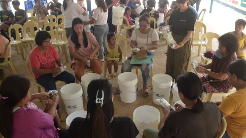 Des membres de la communauté assemblent des unités de filtration à l'école élémentaire de Dimantal, à Bugallon, Pangasinan, Philippines, le 23 avril 2026.