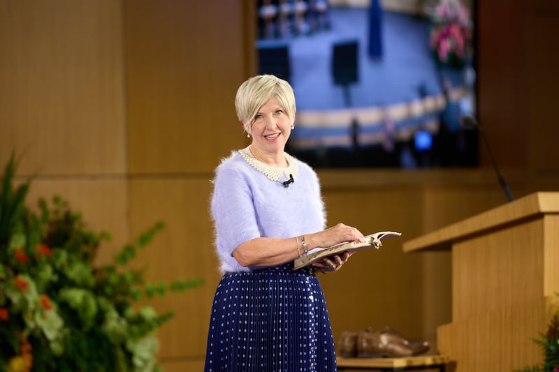 Emily Belle Freeman, présidente générale des Jeunes Filles et membre du Conseil exécutif missionnaire de l'Église, prend la parole lors du séminaire 2026 pour les nouveaux présidents de mission le samedi 20 juin 2026, au centre de formation des missionnaires de Provo, à Provo, en Utah.
