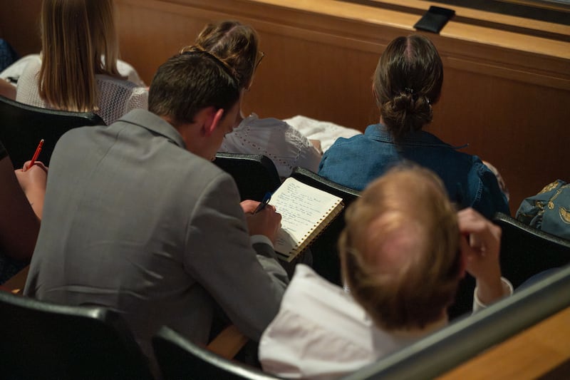 Des étudiants écoutent frère Gérald Caussé, du Collège des douze apôtres, donner une réunion spirituelle à BYU-Idaho, le dimanche 14 juin 2026.