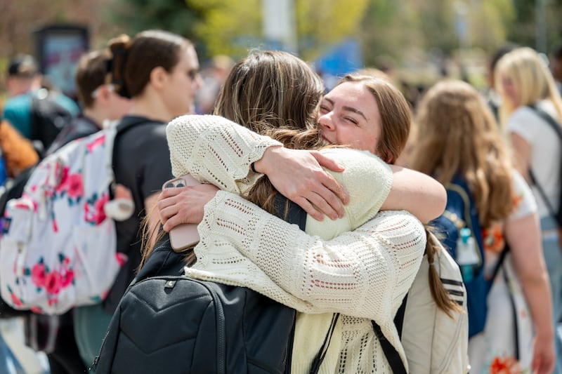 Des étudiants de Brigham Young University–Idaho s'étreignent après une réunion spirituelle sur le campus avec le président Alvin F. Meredith III et sa femme, sœur Jennifer Meredith, le mardi 21 avril 2026, à Rexburg, en Idaho.