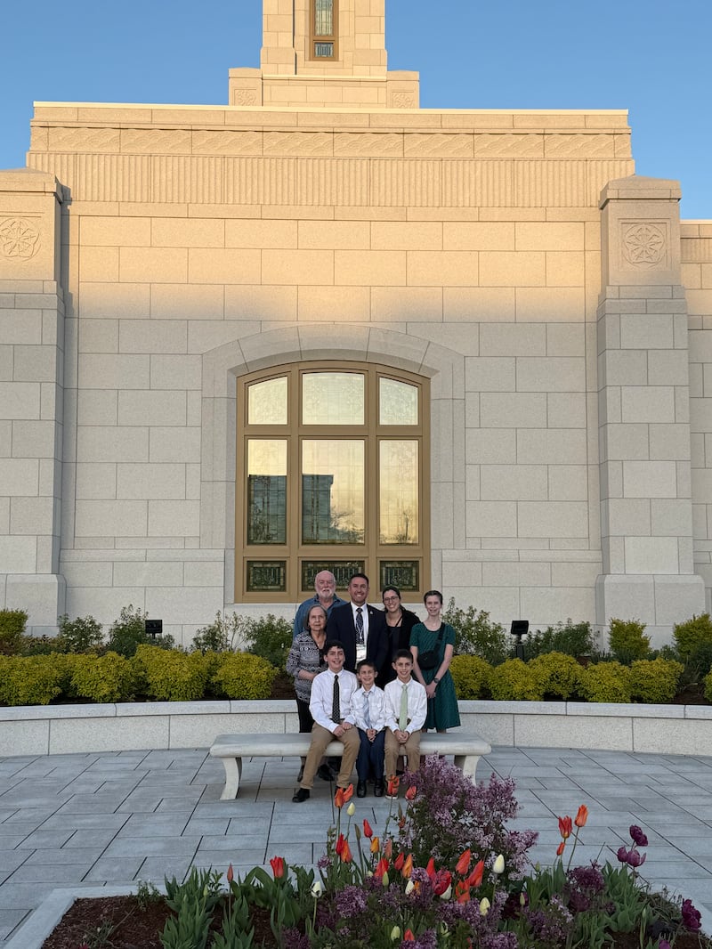 La famille Randall du pieu de Springfield, en Oregon, se tient devant le temple de Willamette Valley, en Oregon.