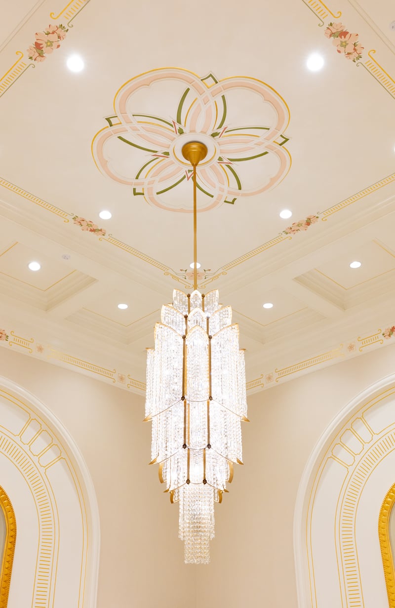 Un lustre à l'intérieur du temple de Modesto (Californie).