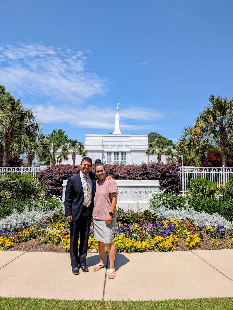 Vanessa Duerson et son mari Brian Kristofer Duerson se tiennent devant le temple de Columbia (Caroline du Sud), à Columbia (Caroline du Sud), le 24 avril 2024.