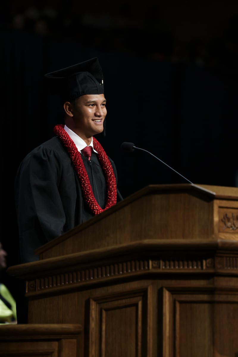 Timothy Putra Samad, diplômé d'Indonésie, prend la parole lors de la cérémonie de remise des diplômes d'hiver 2026 de BYU–Hawaii le vendredi 17 avril 2026, à Laie, Hawaii.