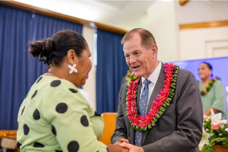 Frere Gary E. Stevenson, du College des douze apotres, rencontre des dirigeants locaux de l'Eglise a Apia, aux Samoa, le 23 mai 2026.