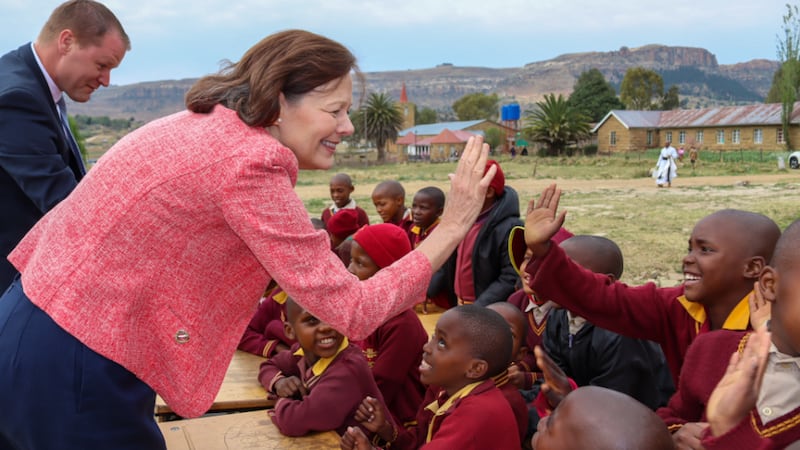 La présidente générale de la Primaire, Susan H. Porter, tape dans la main d'un enfant à l'école primaire St. Louis près de Maseru, au Lesotho, le vendredi 5 septembre 2025.