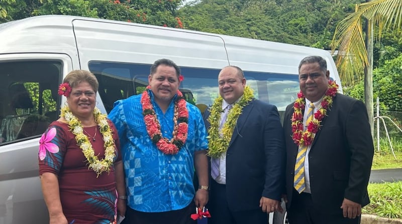 De gauche à droite : June Scanlan Lui, directrice générale du ministère de la Santé des Samoa ; le ministre associé de la Santé Motuopua'a Seve Henney Henry Papali'i ; et frère H. Jason Joseph et frère Denny Fa'alogo, tous deux soixante-dix d'interrégion de l'Église de Jésus-Christ des Saints des Derniers Jours, prennent la pose lors d'un événement de remise à l'hôpital Tupua Tamasese Meaole à Apia, Samoa, le 21 avril 2026.