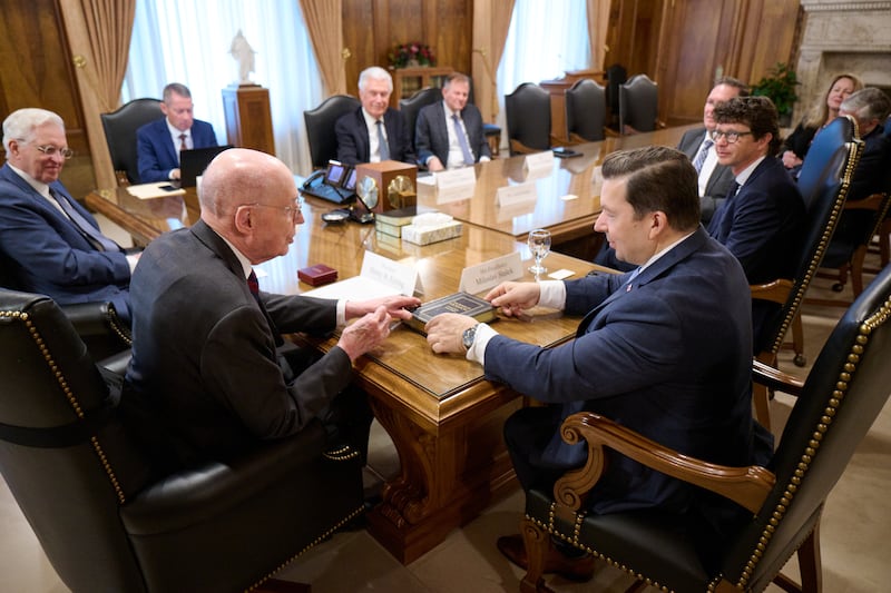 Le president Henry B. Eyring, premier conseiller dans la Premiere Presidence, presente un Livre de Mormon a couverture rigide a Miloslav Stasek, ambassadeur de la Republique tcheque aux Etats-Unis, lors d'une visite dans l'immeuble administratif de l'Eglise a Salt Lake City le mardi 28 avril 2026.