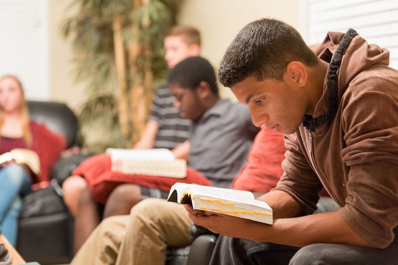 Un groupe de jeunes en Floride lit les Écritures ensemble.