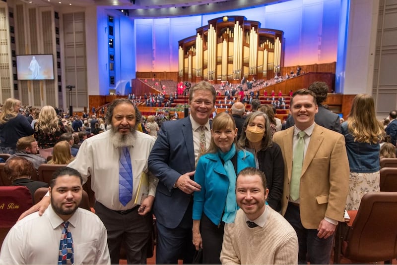 Andrea Brett sourit avec ses amis et sa famille au Centre de conférence à Salt Lake City le 6 avril 2025.