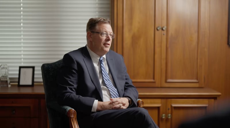 Elder Clark G. Gilbert s'entretient dans son bureau à Salt Lake City dans une vidéo diffusée le lundi 18 mai 2026.