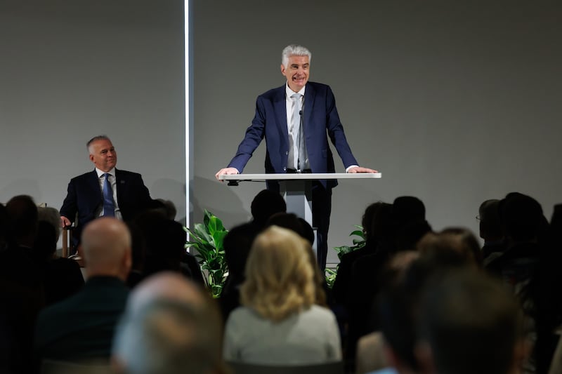 Elder Gérald Caussé, du Collège des douze apôtres, prend la parole lors d'un symposium sur l'intendance à l'Université Brigham Young à Provo, en Utah, le vendredi 14 novembre 2025.